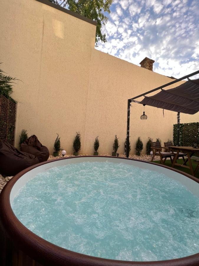 Downtown Hidden Garden With Jacuzzi In Bucharest Daire Dış mekan fotoğraf