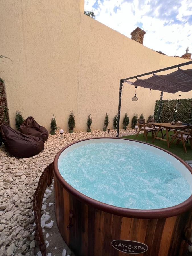 Downtown Hidden Garden With Jacuzzi In Bucharest Daire Dış mekan fotoğraf