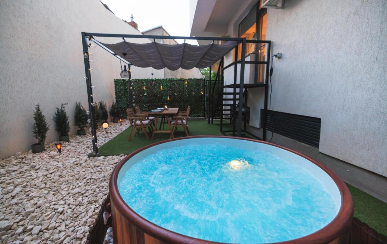 Downtown Hidden Garden With Jacuzzi In Bucharest Daire Dış mekan fotoğraf